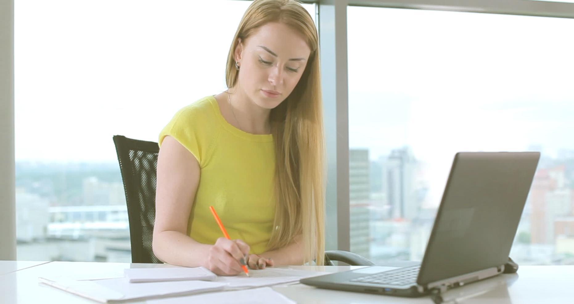 Ondernemer werkt aan budgetplanning en financiële overzichten